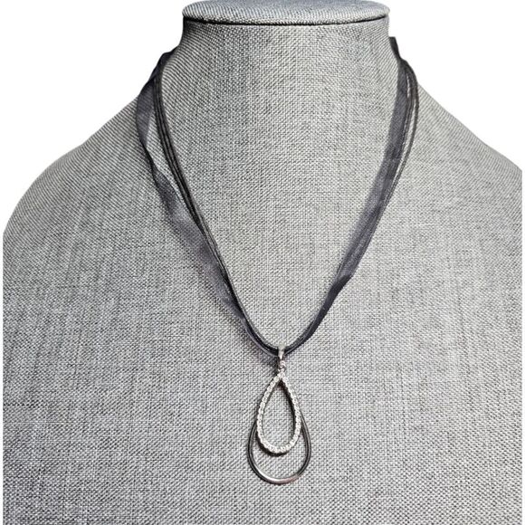 Elegant Noir Teardrop Pendant Necklace (NWOT) - Picture 2 of 11